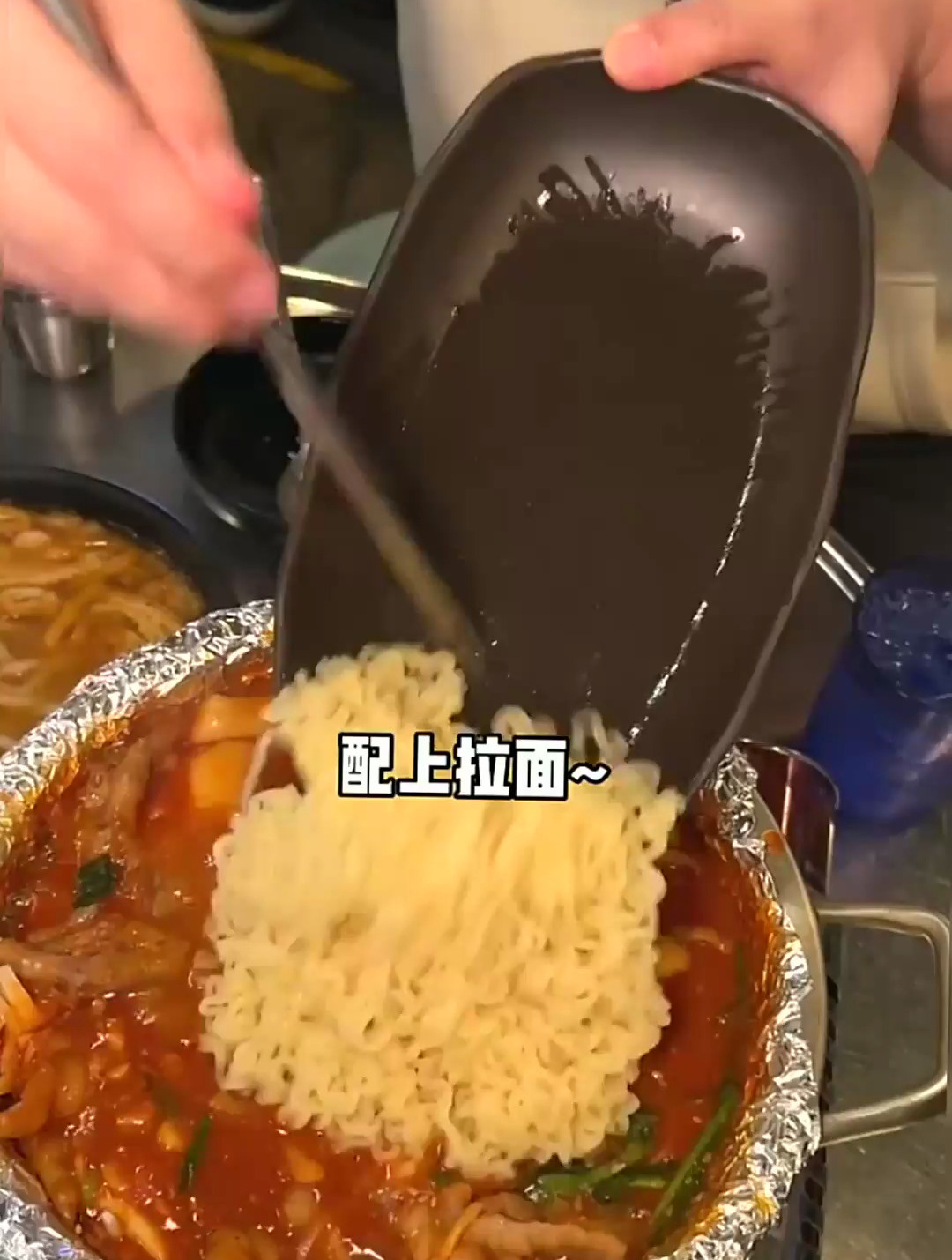 韩国街头的甜辣鸡爪锅配拉面真的绝啦啊啊啊啊