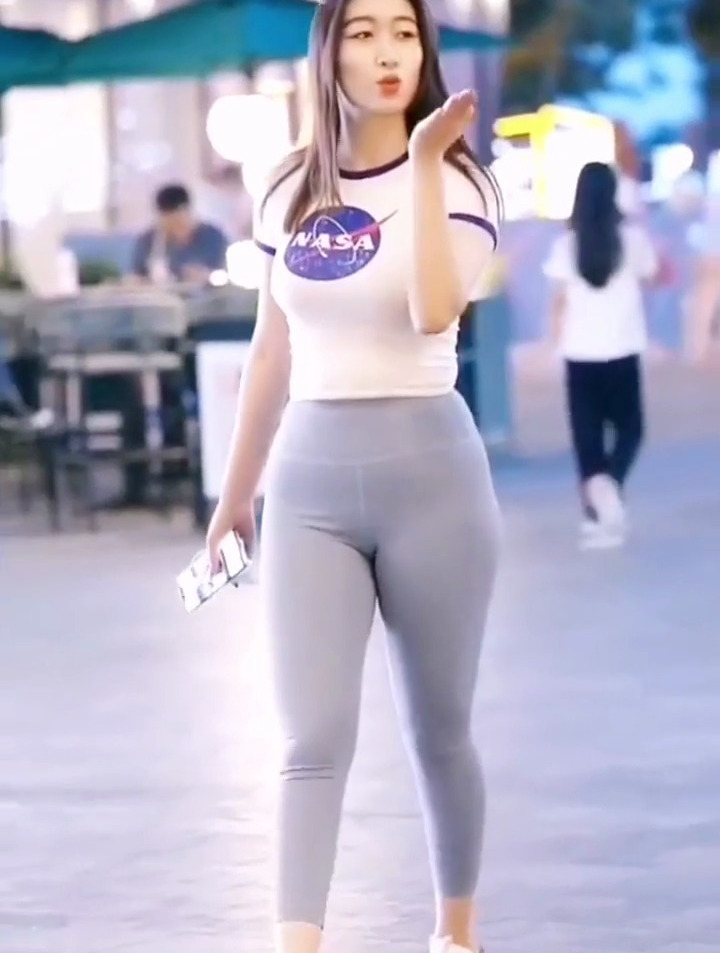 街拍美女:肉感十足,熟女的身材,谁不迷糊