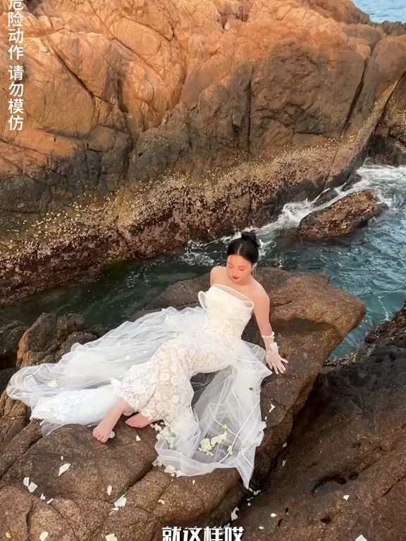 礁石和鱼尾婚纱简直绝配 旅拍婚纱照 外景拍摄花絮