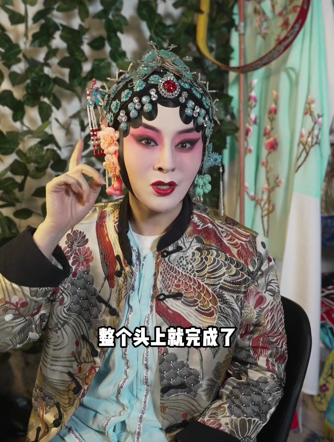 京剧梳头全过程,你们知道勒头带儿上面那块布是起什么作用?