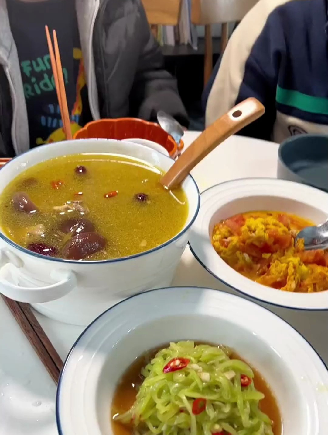 一只土鸡,昨天用了半只烧土豆,今天想喝点热乎的,做的鸡汤