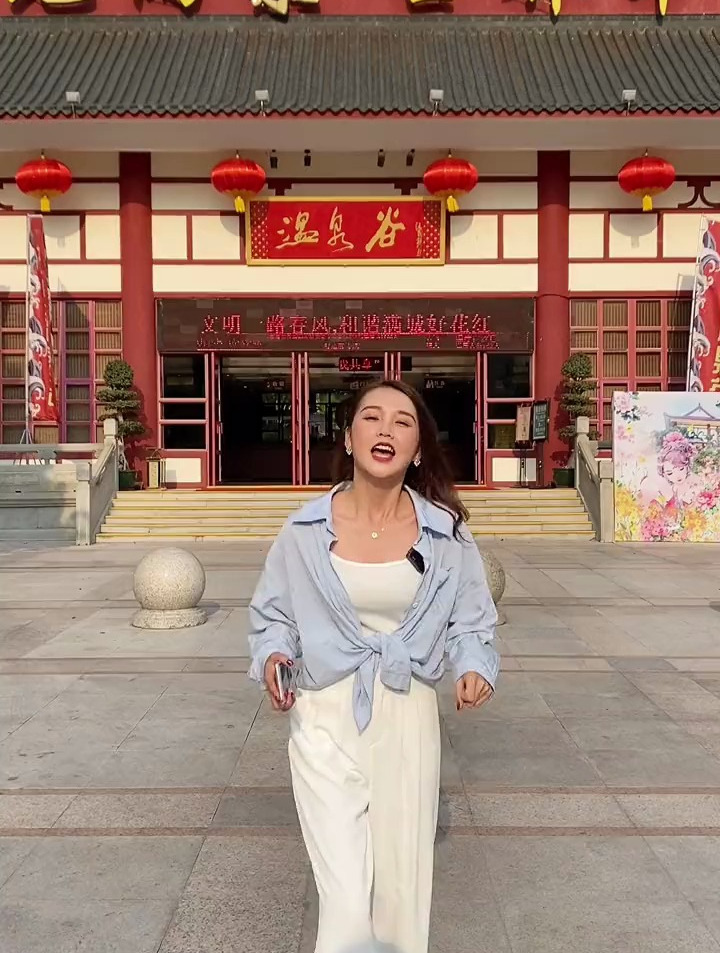 泡着温泉吃着下午茶简直是名媛生活