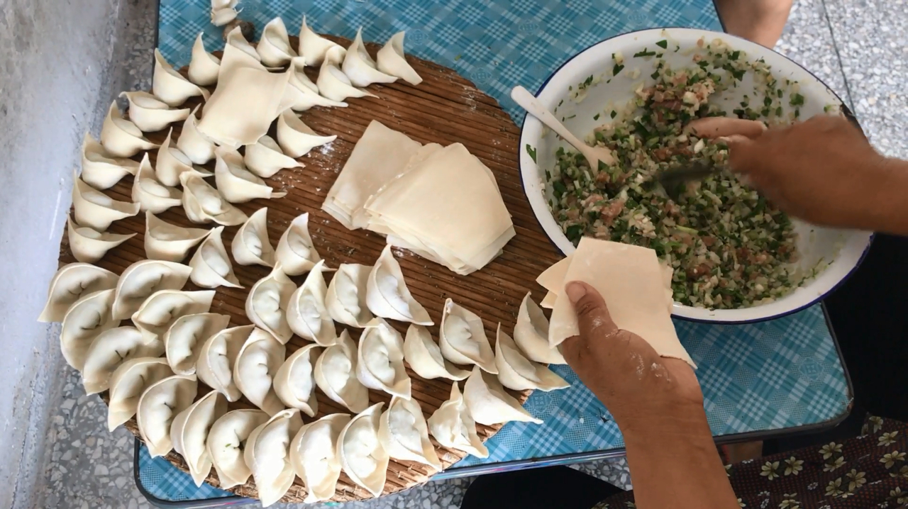 王哥家包饺子,好多粉丝说是馄饨,你们看看操作流程像吗?