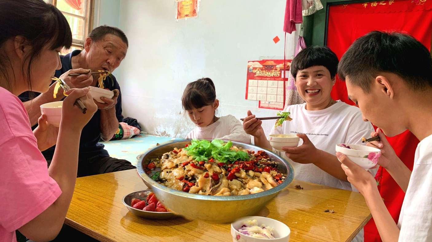 看我们做了什么好吃的,45元1大盆,麻辣鲜香,一家人吃的好过瘾