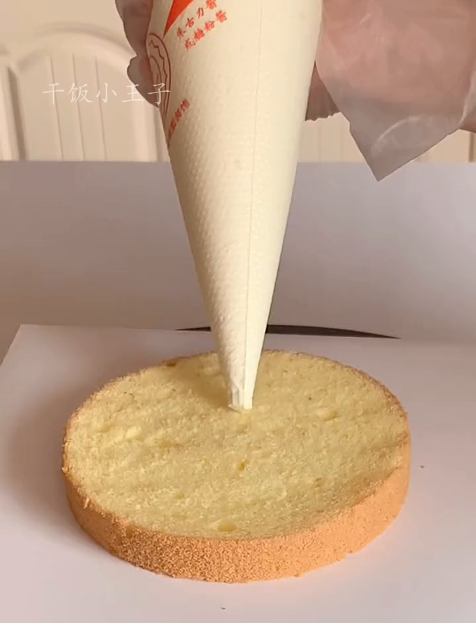 这个月,小熊和小兔家来了个新伙伴:小雪人!