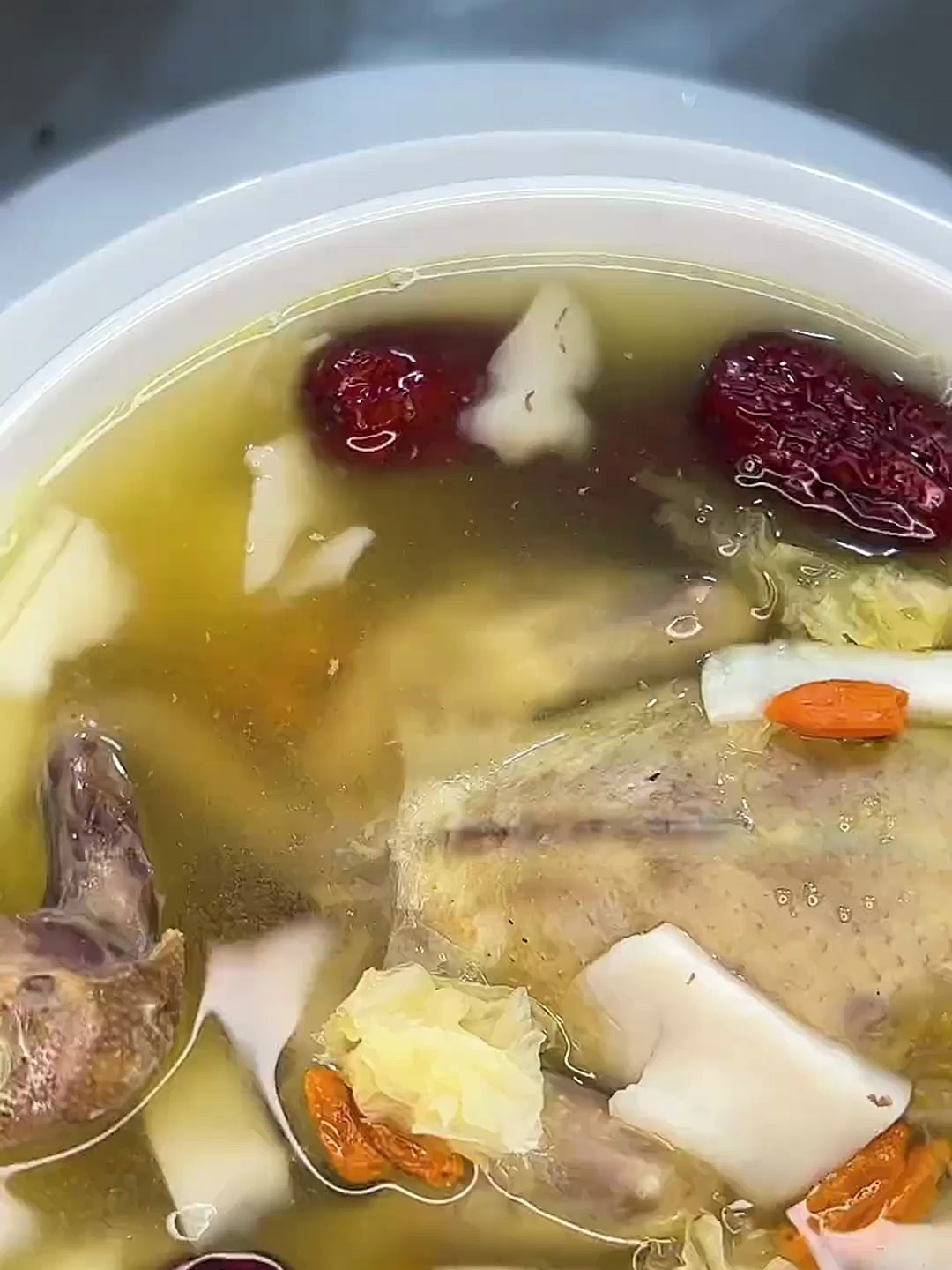 今天煲鸽子椰肉药膳汤