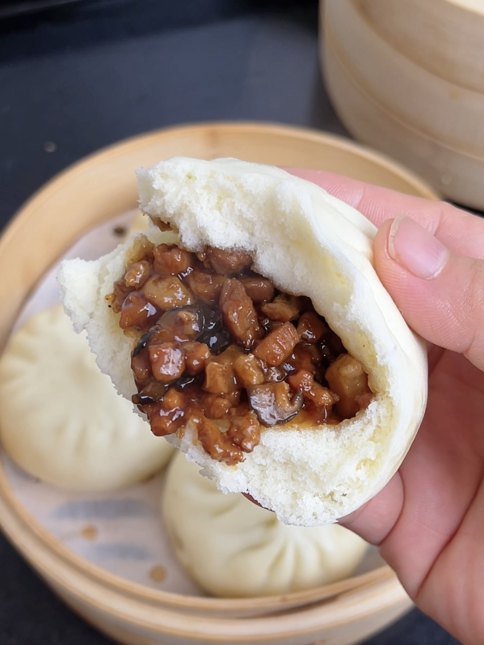 家里有五花肉不要只会红烧了,做成酱肉包子吧,酱香浓郁超好吃