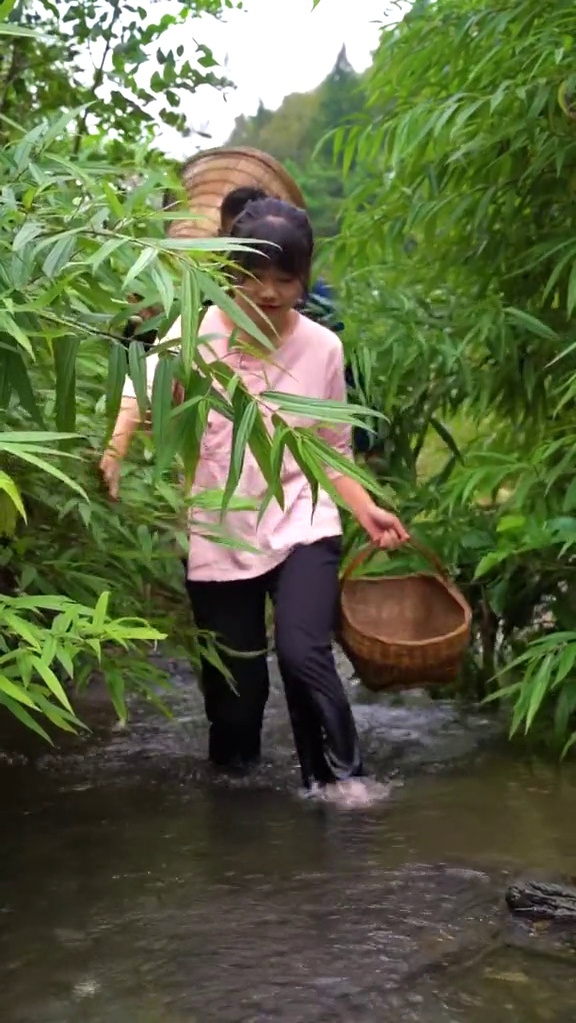 我和我的家乡美食小山沟里面好多小虾米捉一些做成香辣虾很下饭