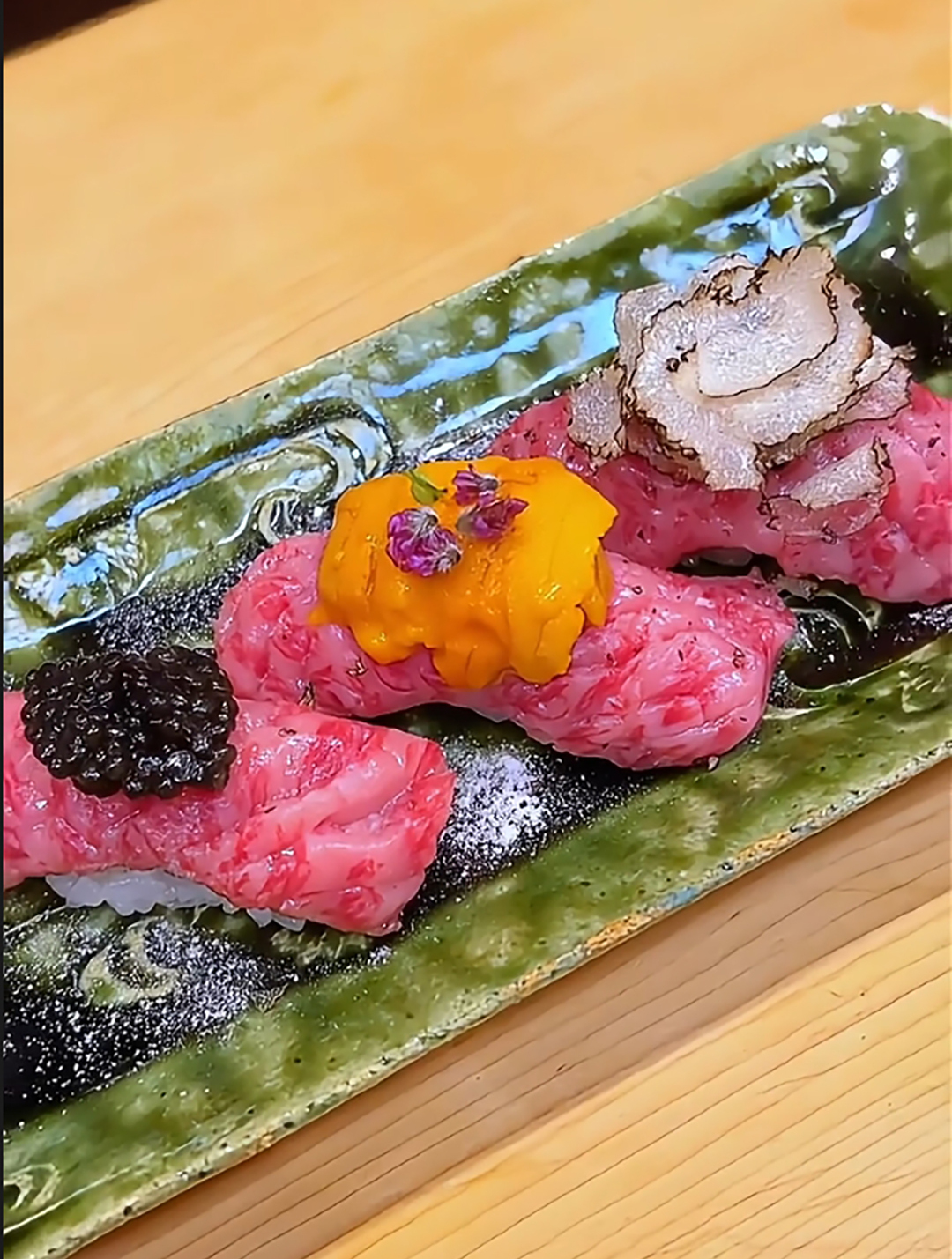 顶级美食体验:欣赏和牛松露手握寿司的细腻之美