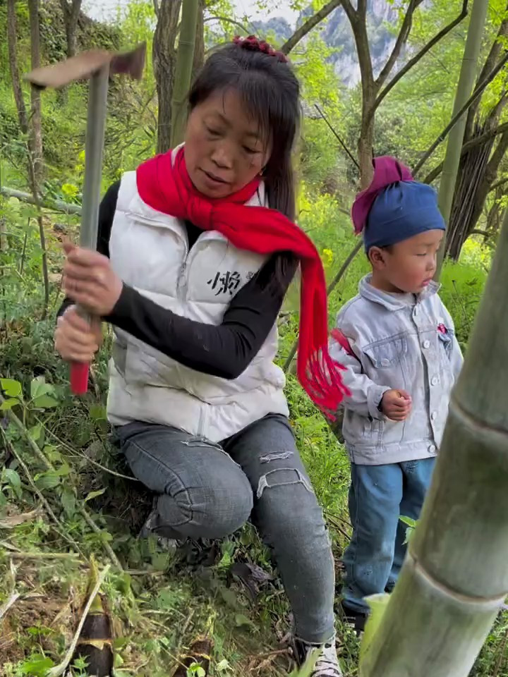 今天我和孙子吃楠竹笋炒酸菜