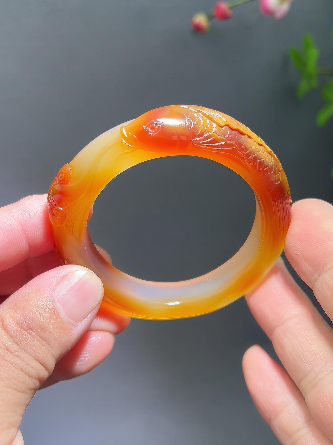 寓意特别好的手镯,巧妙设计鱼和莲花,寓意连年有余