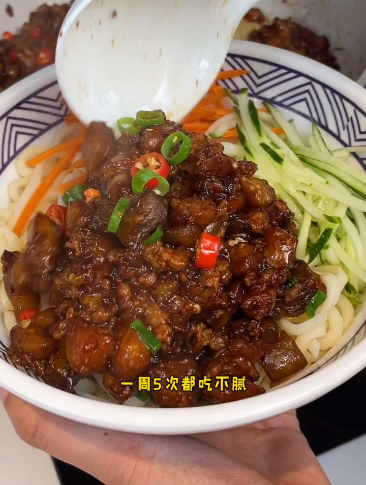 夏天一定要做这个茄丁炸酱面,又好吃又简单 炸酱面 在家做美食