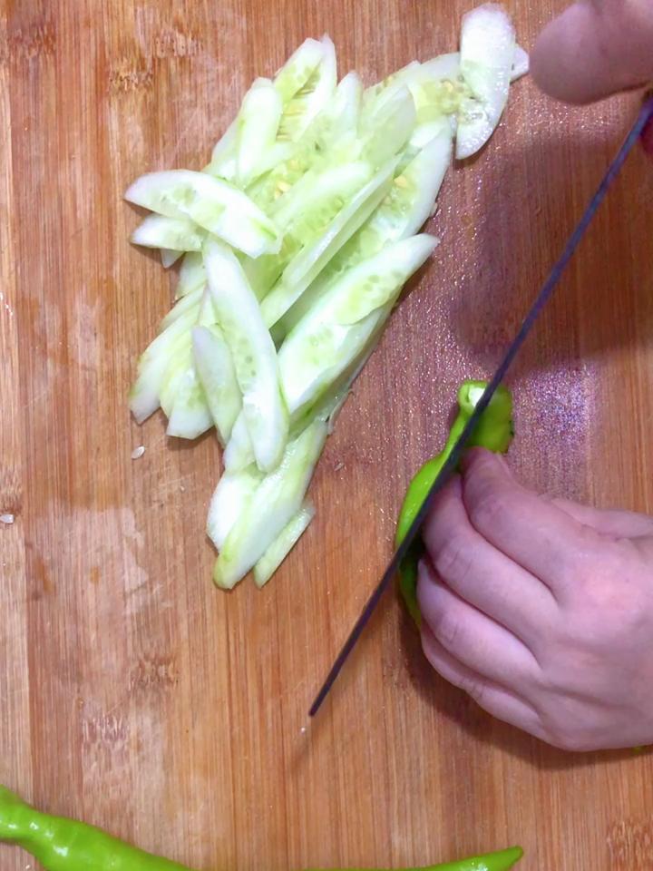 炒黄瓜怎么炒好吃,分享一道辣椒炒黄瓜