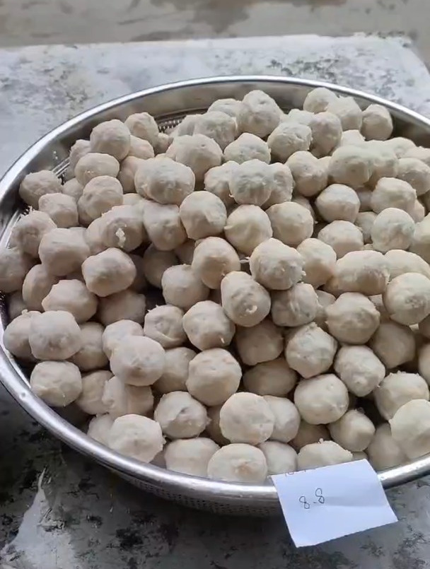 用纯瘦肉做肉丸,一斤猪肉得1斤3肉丸,经济实惠比外面买的强