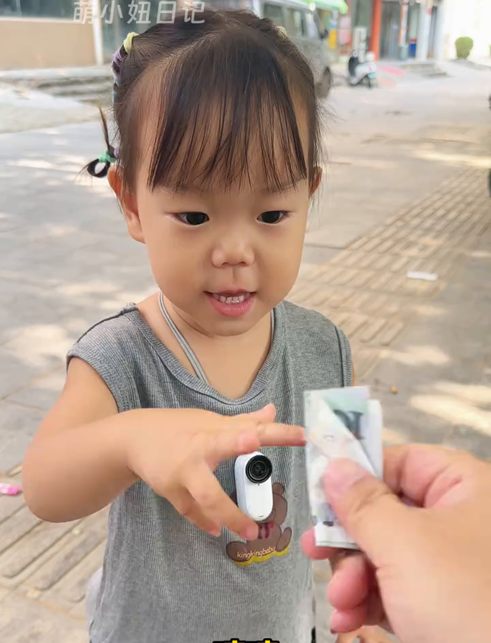 两岁小孩儿自己买红烧牛肉面和火腿肠,总有新奇想法冒出来