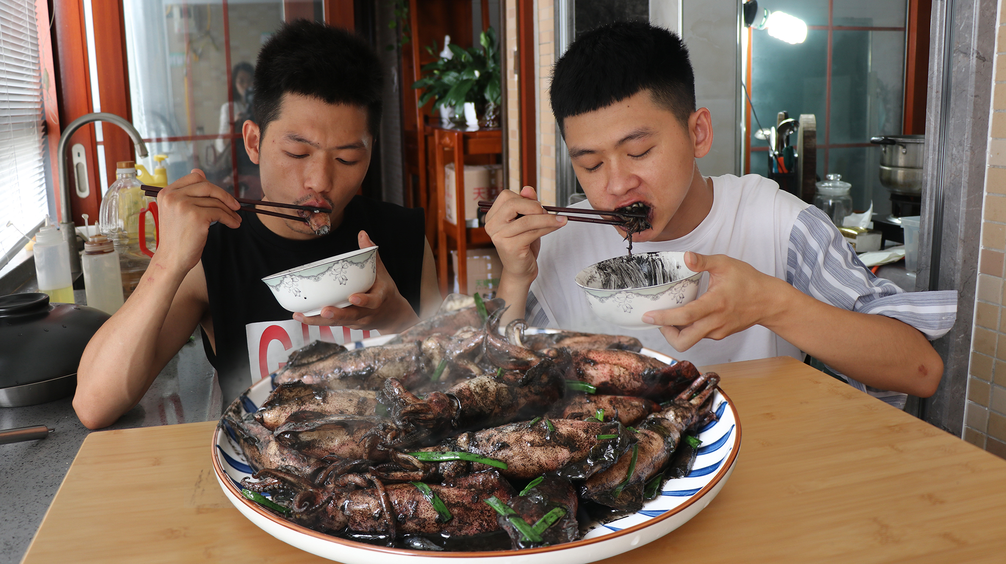 老弟钓来小笔管鱿鱼,给老哥做成了黑暗料理,一般人不敢这么吃