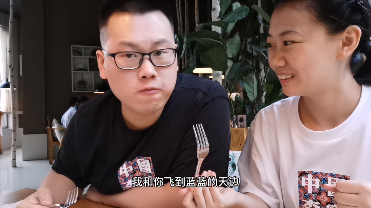 我家大王想吃超级大汉堡。大汉堡真香,真爽,真好吃