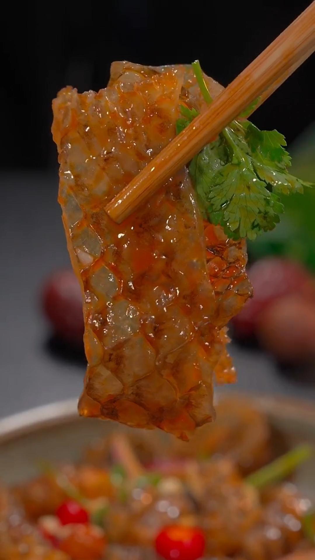个麻辣凉拌鱼皮在饭店里是非常受欢迎的