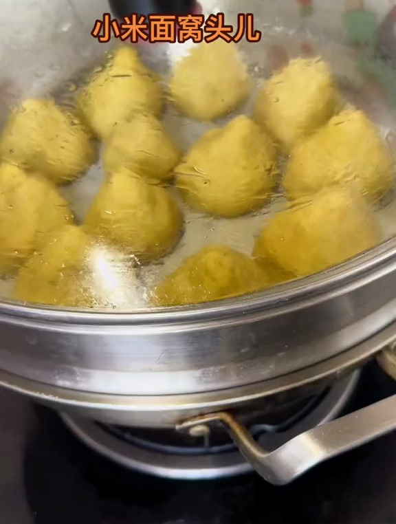 小米面窝头儿,酸菜火锅,拌冻苦力芽,小米南瓜大枣打的米糊