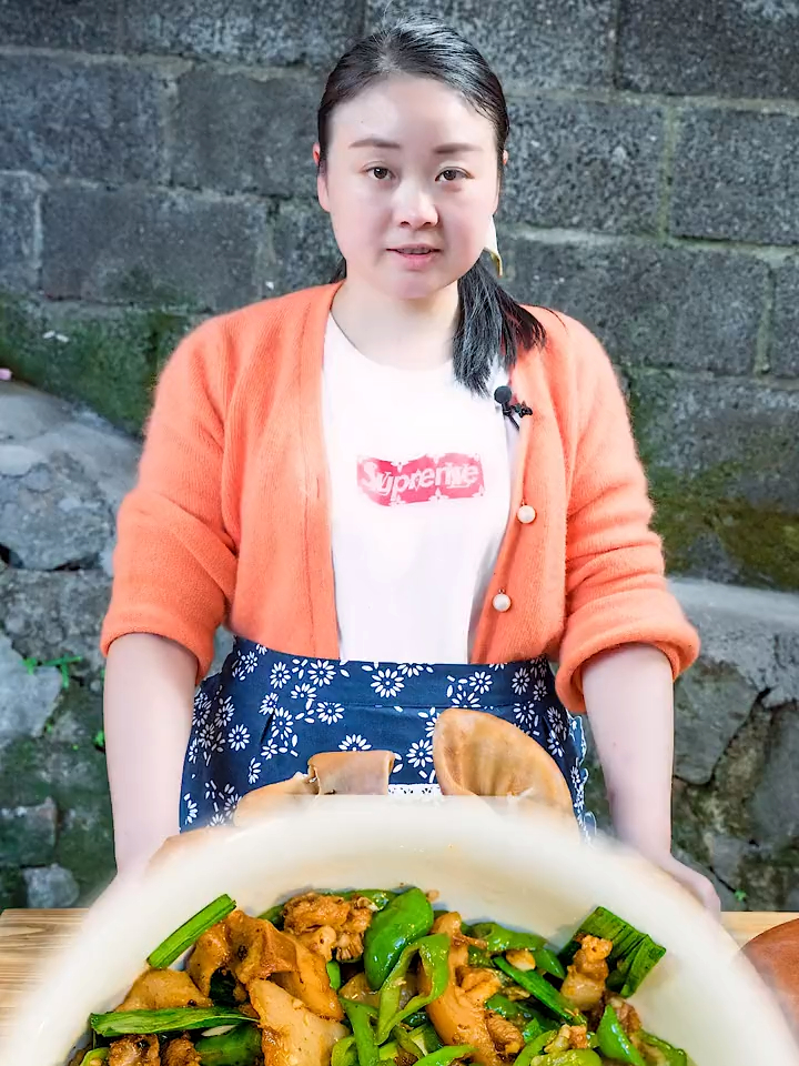 今天6元钱买了一个猪头,教大家做一个青椒猪头肉