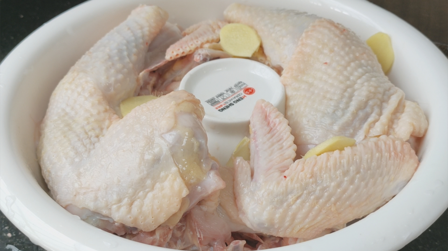 一只鸡一碗汁，客家补气汤古法秘制，汤汁甘香鸡肉味美，简单好吃