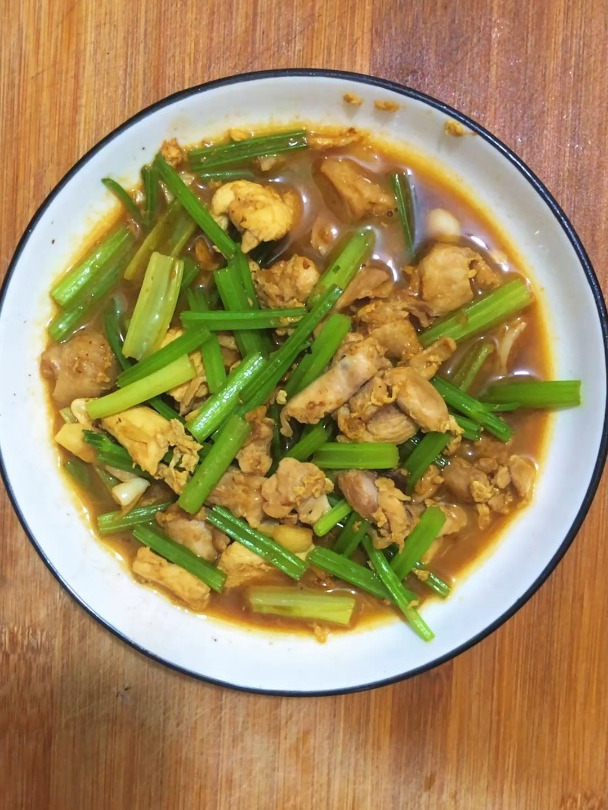 鸡肉的最佳搭配蔬菜,当然是芹菜,分享一道鸡肉炒芹菜
