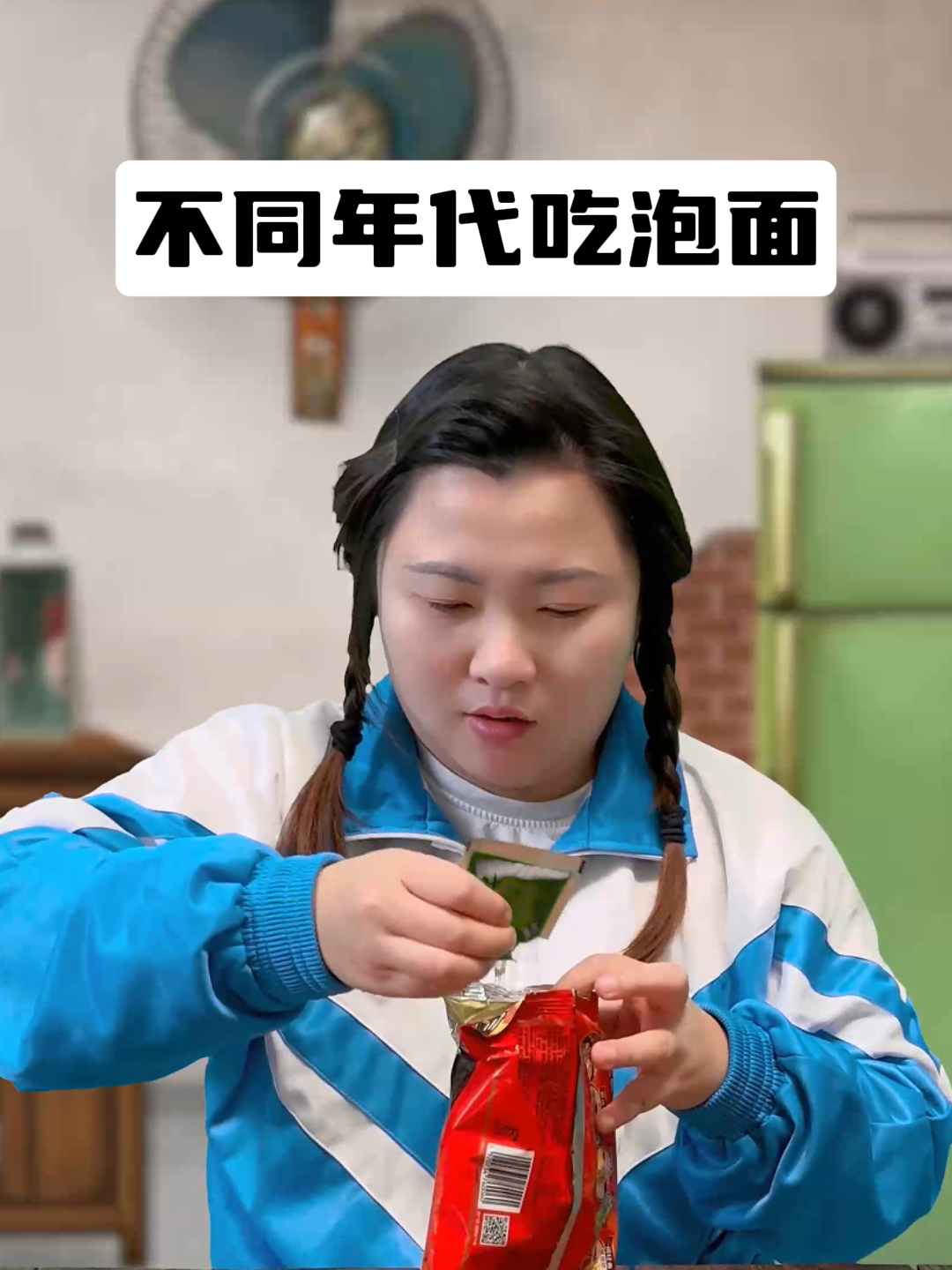 不同年代吃泡面:以前有钱人才买得起,5毛一包堪称山珍海味