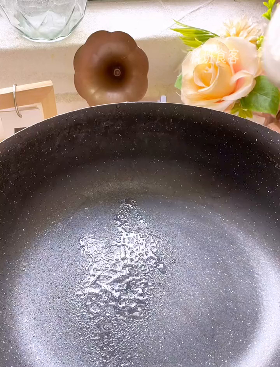 今儿个来份料多的番茄虾仁意面,加点辣子味道酸爽,做法超简单～