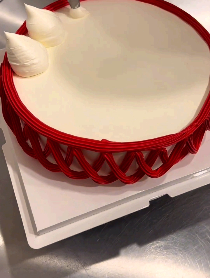 用奶油挤老寿星,10年前老款式之一现在还见过这种老式裱花蛋糕吗