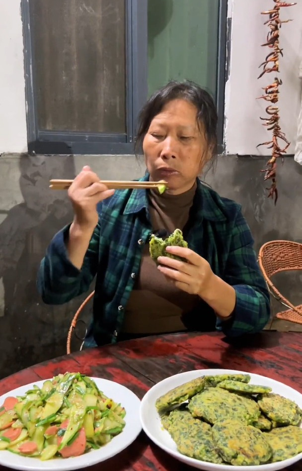 天天下雨,明天又得起早去镇上m菜,做些韭菜饼带去当早饭吃～