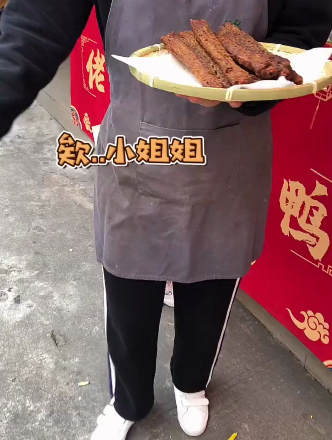 这个鸭脖店的小姐姐笑起来好治愈