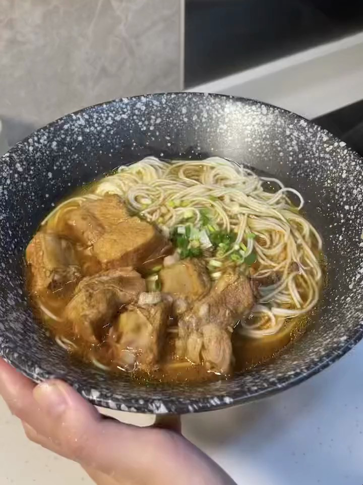 红烧排骨面这样做,做法简单又好吃