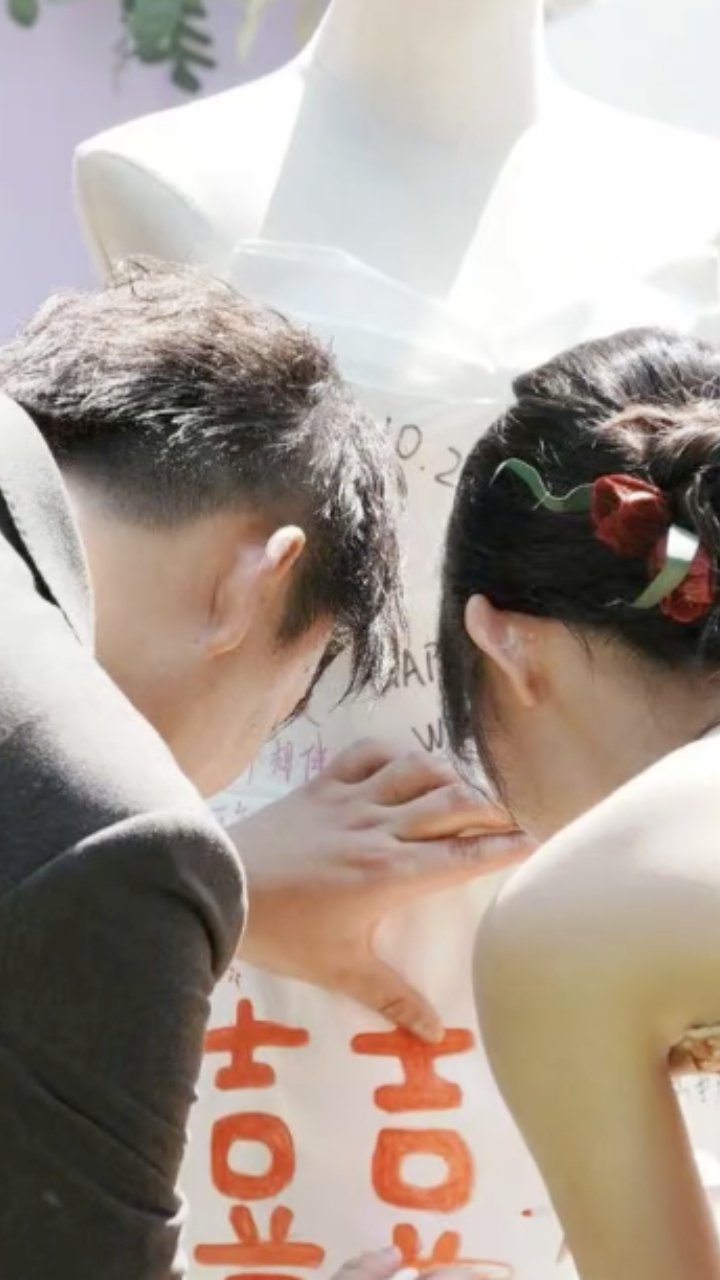 最特别的婚纱!新娘婚礼上让宾客一起手绘婚纱,集万千祝福于一身