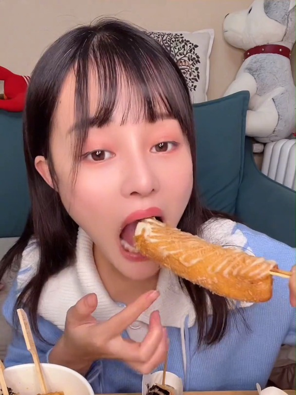 小吃街的美食太多了,轰炸大鱿鱼又酥又脆