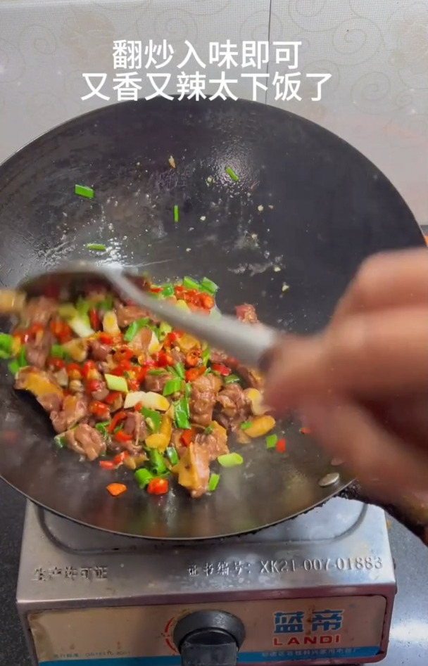 农家风干咸鸭腿,腊香浓郁,炒鸡下饭