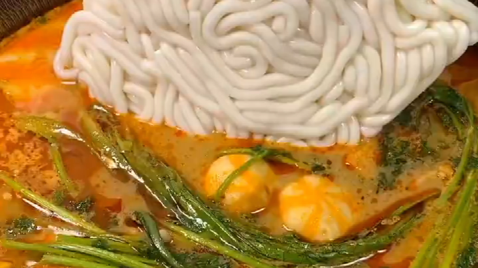 成本5块钱的麻辣烫,自己在家做一锅,味道一点不比外面卖的差!