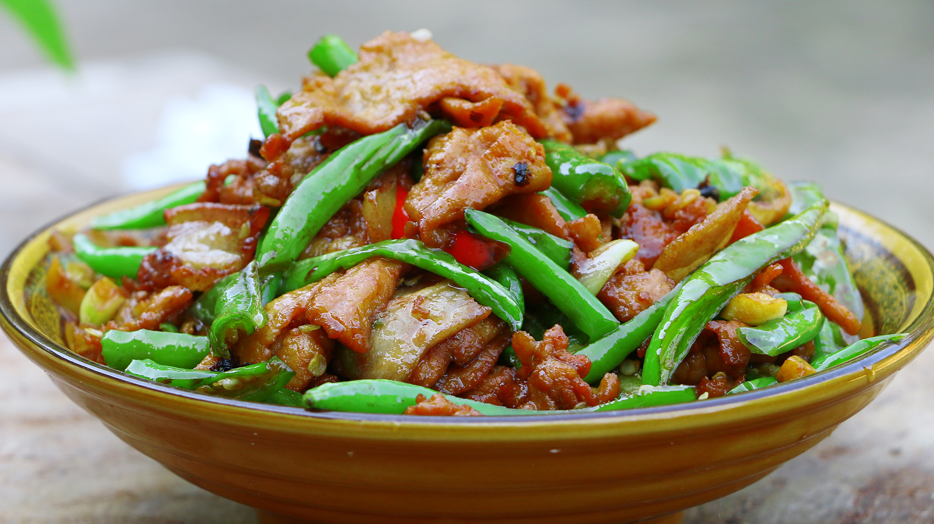 辣椒炒肉到底先炒辣椒还是先炒肉,好多人都做错,看大厨如何烹饪