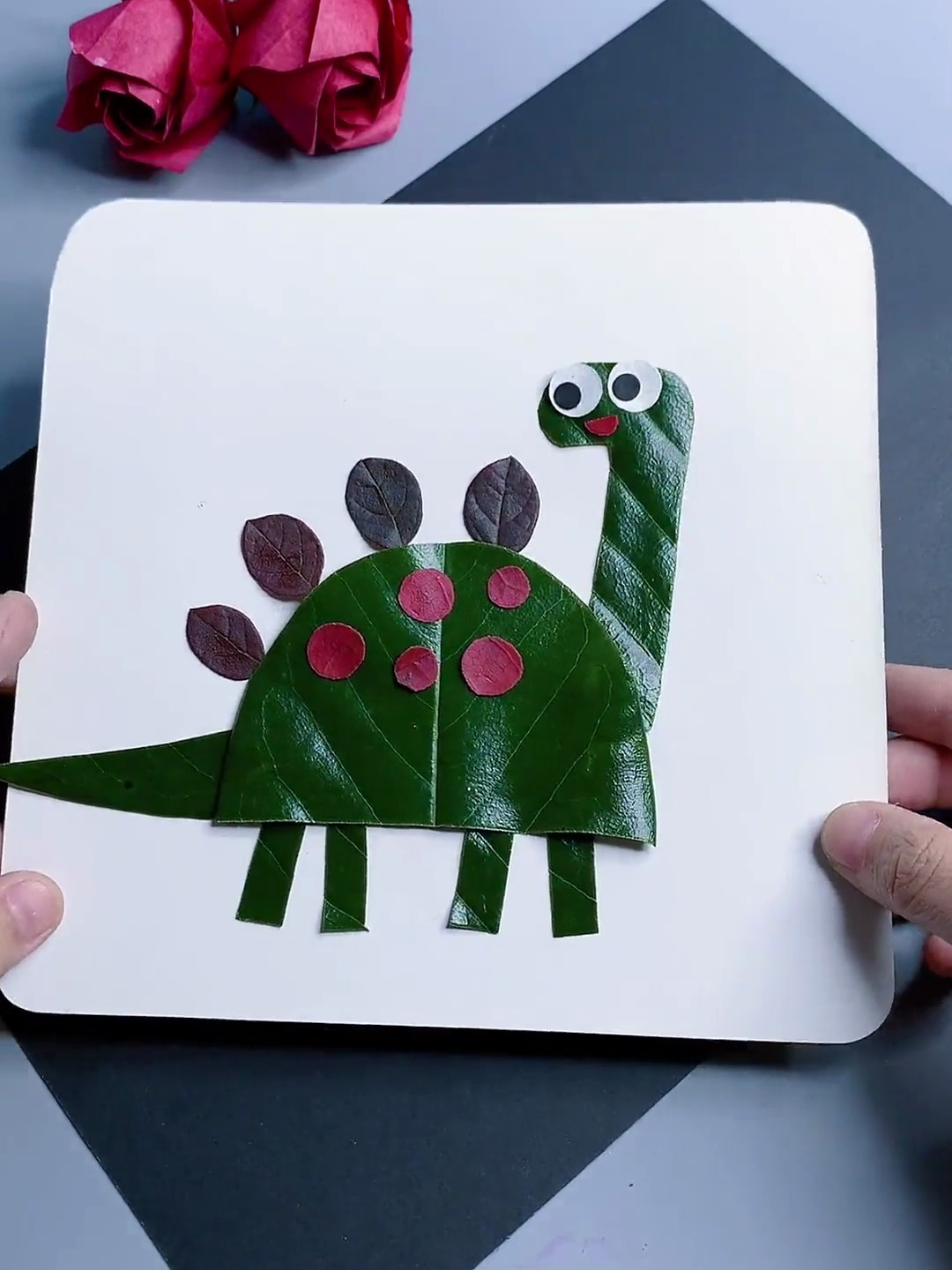 做一幅简单的小恐龙树叶剪贴画 喜欢恐龙的小朋友快快收藏