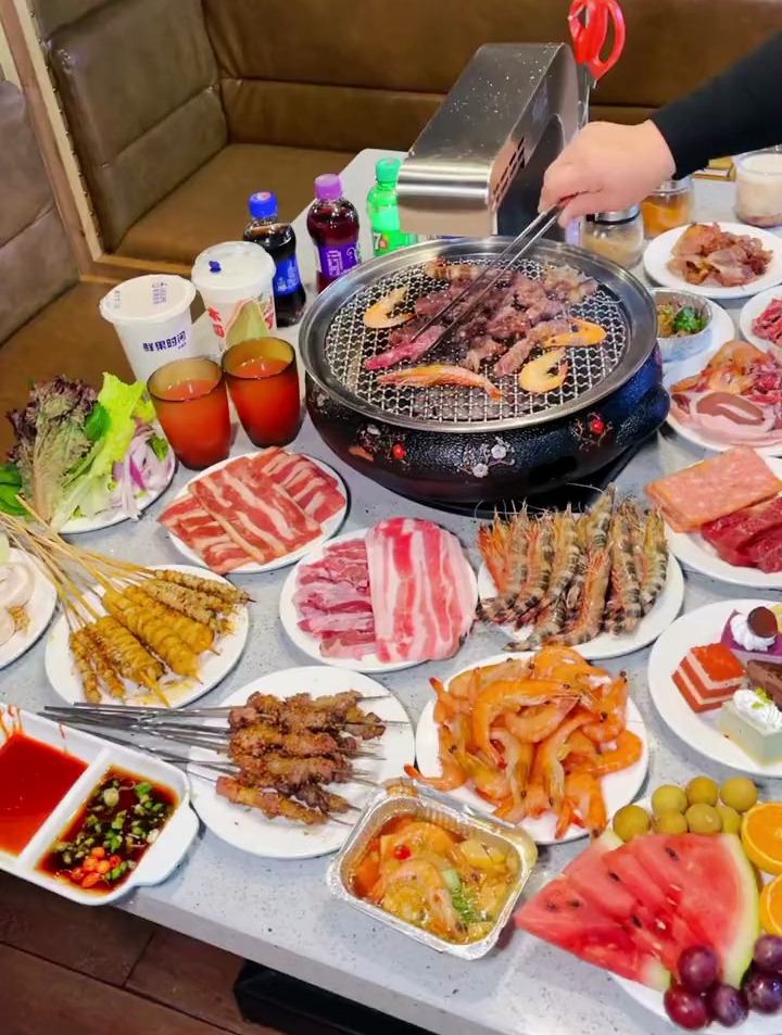 天冷来吃顿炭火烤肉怎么样原来桂林路的老春园现在变成煜锦盛自助