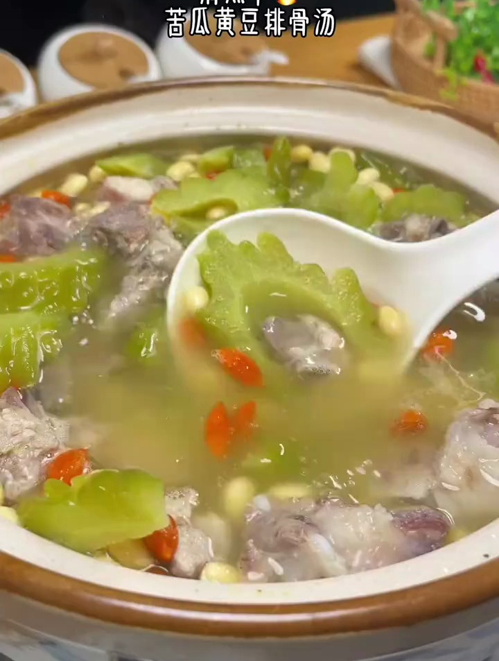 清降,少不了的苦瓜黄豆排骨汤～苦瓜排骨黄豆汤