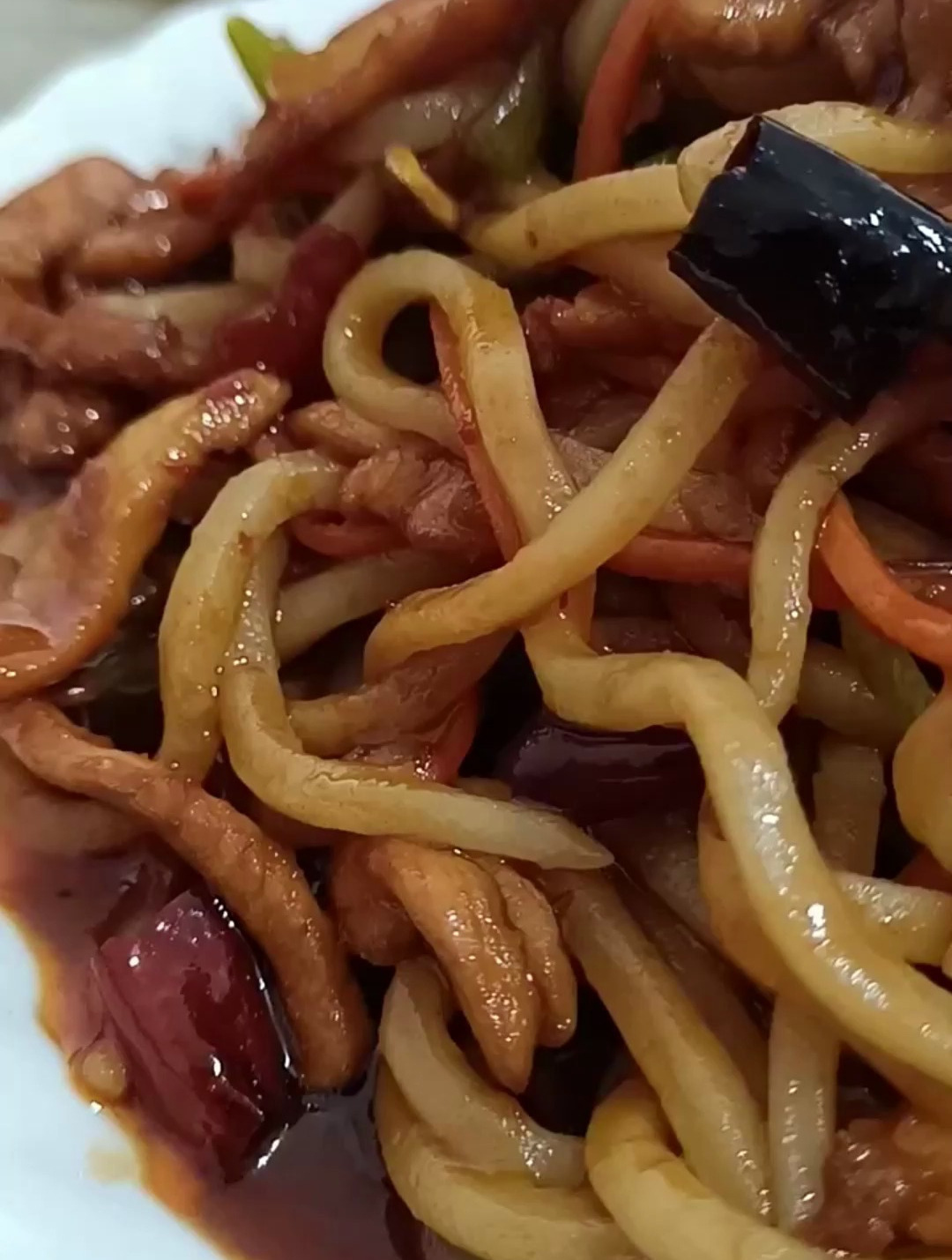 鱼香肉丝炒面 舌尖的美食 每天为大家分享美食