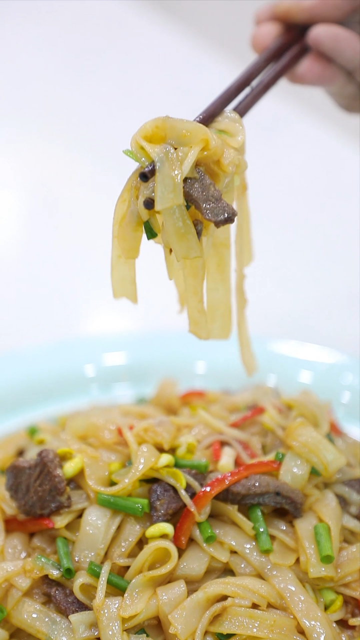 炒河粉怎么炒才好吃?自己在家跟着做,一顿饭就解决了!