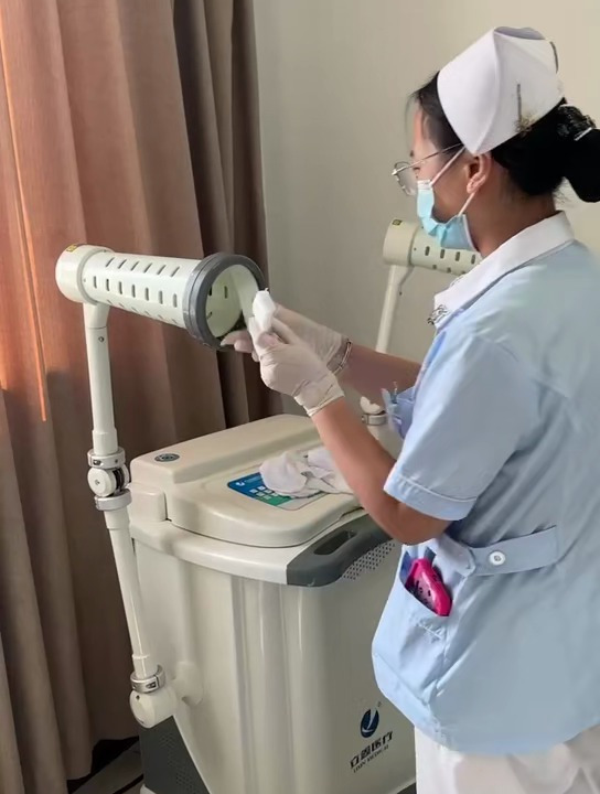 北京专业白癜风医院:治疗室老师清洁消毒局部熏蒸治疗机