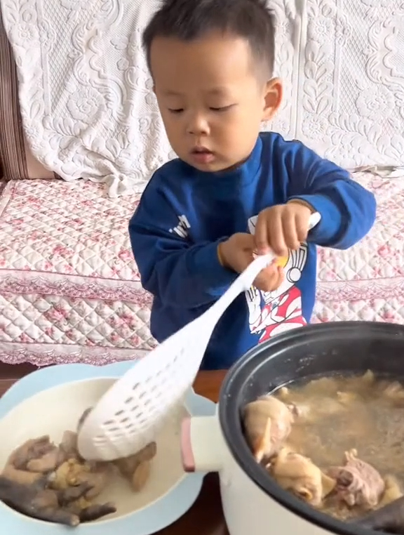 辰辰:麻麻,你看见芹菜和的表情怎么不一样呢?