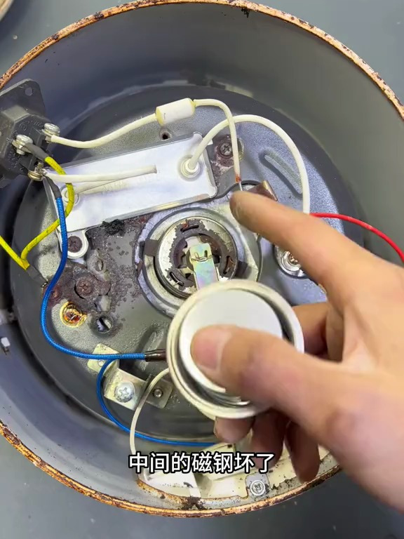 电饭锅做不熟饭就跳到保温上了,自己就能修好!
