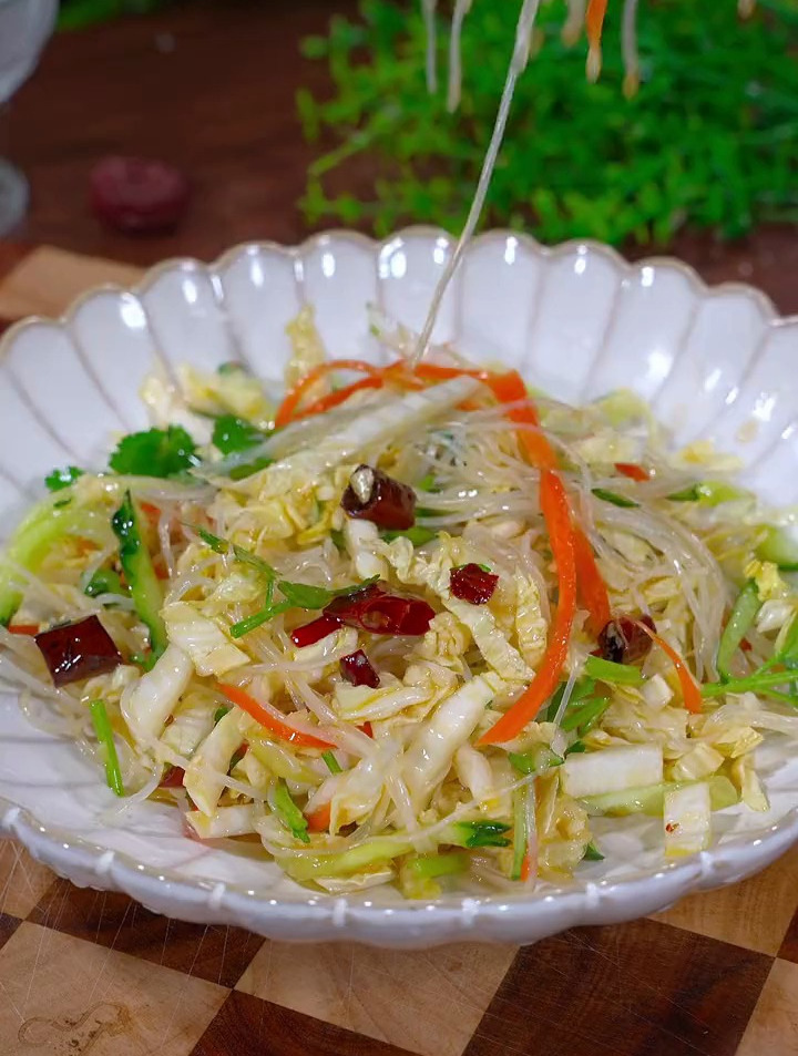 年夜饭的餐桌上不能都是大鱼大肉,做道白菜拌粉丝,清爽解腻