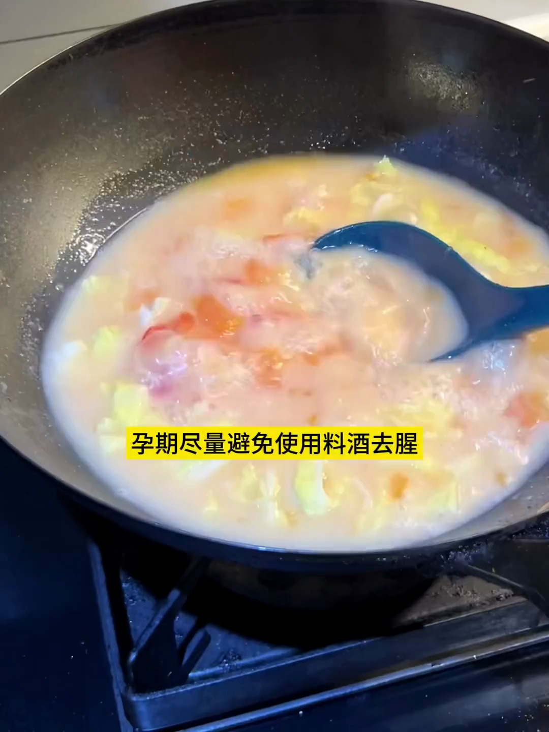 怀孕后可以经常吃鲫鱼汤,营养丰富,对胎儿和孕妈都很好!
