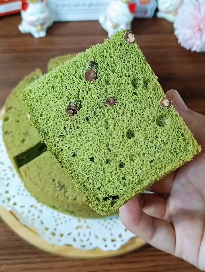 抹茶与蜜红豆的经典结合,让戚风蛋糕的口感更加丰富