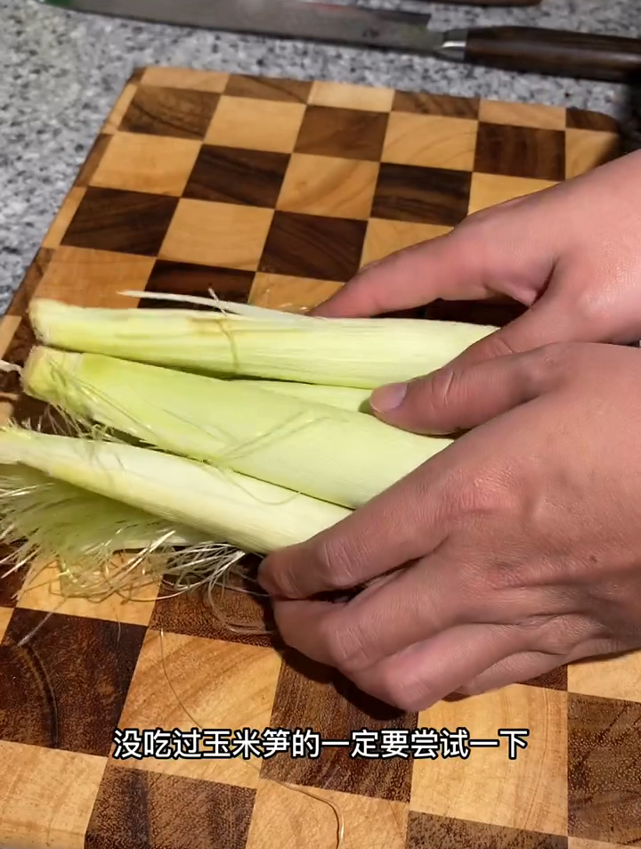 鲜虾鸡爪煲 放点螃蟹就是肉蟹煲、没有玉米笋的可以用玉米代替
