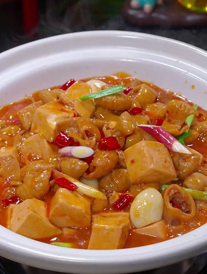 年夜饭的餐桌上做一锅肥肠炖豆腐,香辣有味,边吃边煮